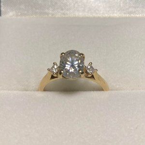 BEAUTIFUL and UNIQUE 3 stone ring